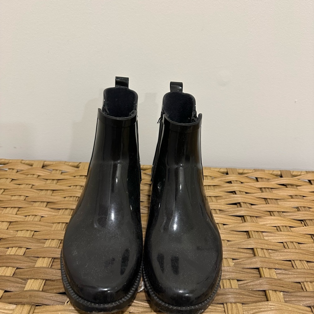 MICHAEL Michael Kors Black Glossy Chelsea Rain Boots - Picture 2 of 3